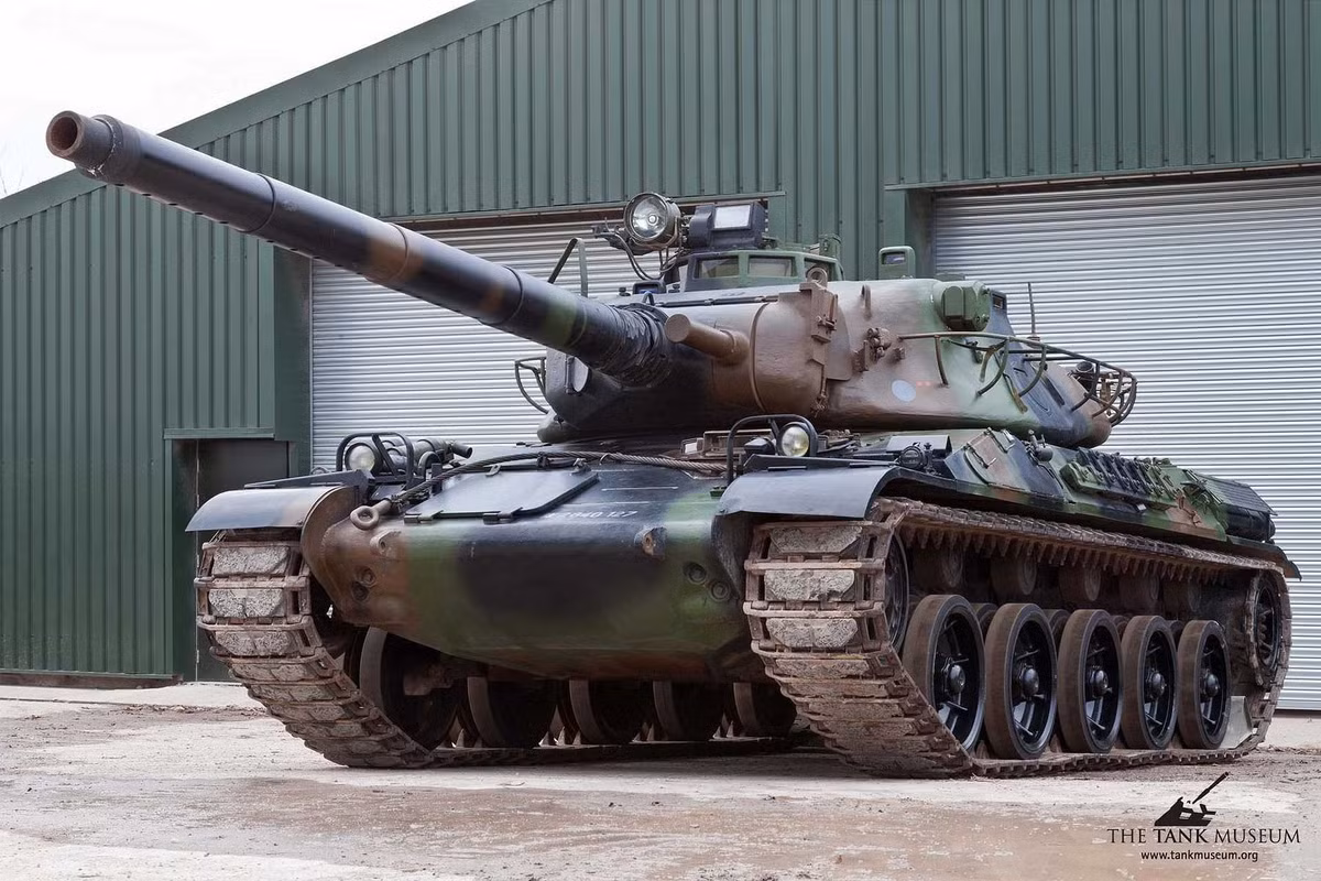 Từ năm 1966 đến năm 1994, Pháp đã sản xuất 3.571 xe tăng AMX-30, một quá trình sản xuất biến nó trở thành xương sống của lực lượng thiết giáp Pháp trong nhiều thập kỷ và sử dụng khoảng 36 tấn thép cho một chiếc xe tăng ban đầu có kíp lái bốn người, pháo chính 105mm và tốc độ tối đa khoảng 65 km/h (40 mph).