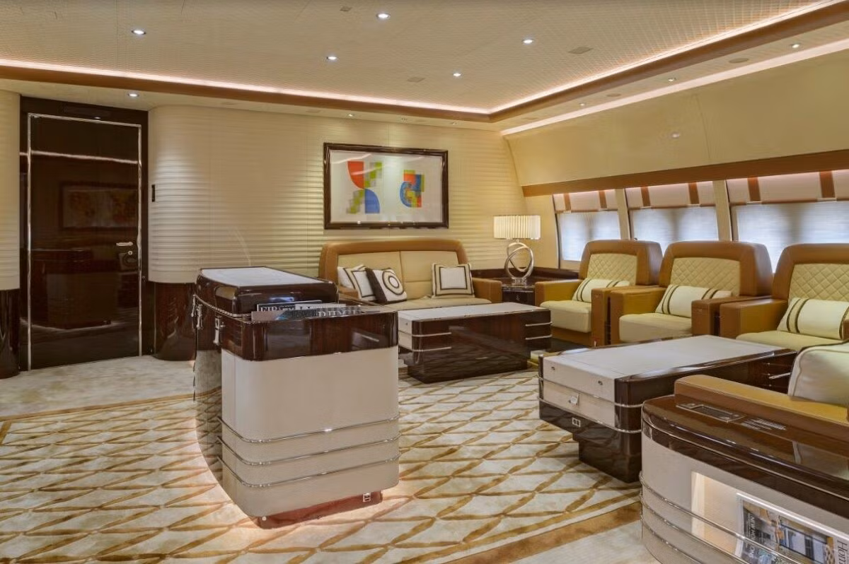 Cabin rộng 4.500 feet vuông (418 mét vuông) và thông thường một máy bay có kích thước này có thể chở tới 450 hành khách. Máy bay phản lực này có sức chứa ít hơn nhiều, mặc dù ở môi trường đẹp hơn nhiều.