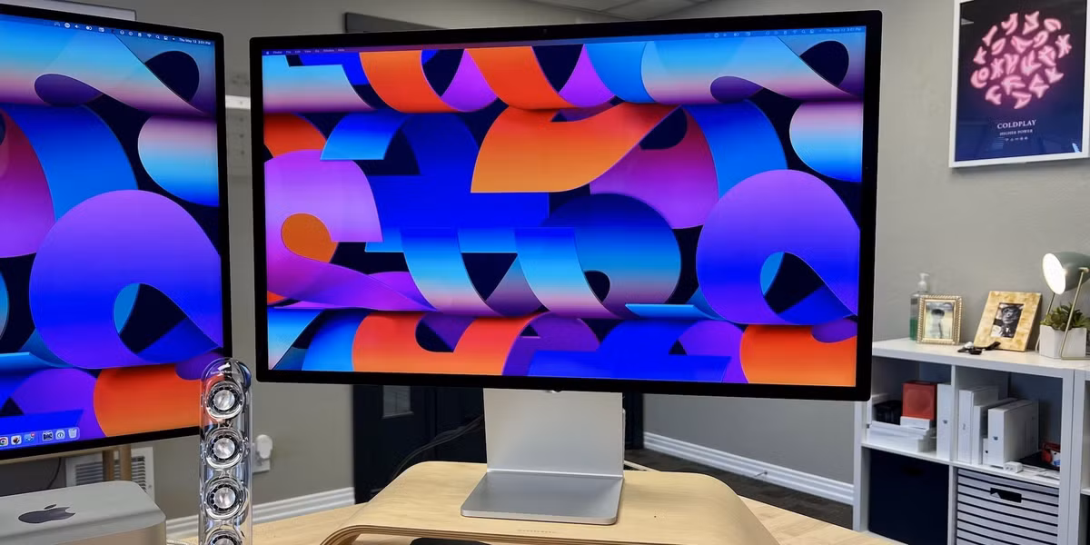 Màn hình Apple Studio 2 với mã tham chiếu đến "J427" cho màn hình Studio Display thế hệ tiếp theo, với đường dẫn mã thứ hai "J527" đang được đánh giá. Báo cáo chỉ ra tiềm năng của đèn nền mini-LED, thời gian ra mắt đầu năm 2026 và khả năng kết hợp với những chiếc máy tính Mac đầu tiên sử dụng chip M5 sắp ra mắt của Apple.