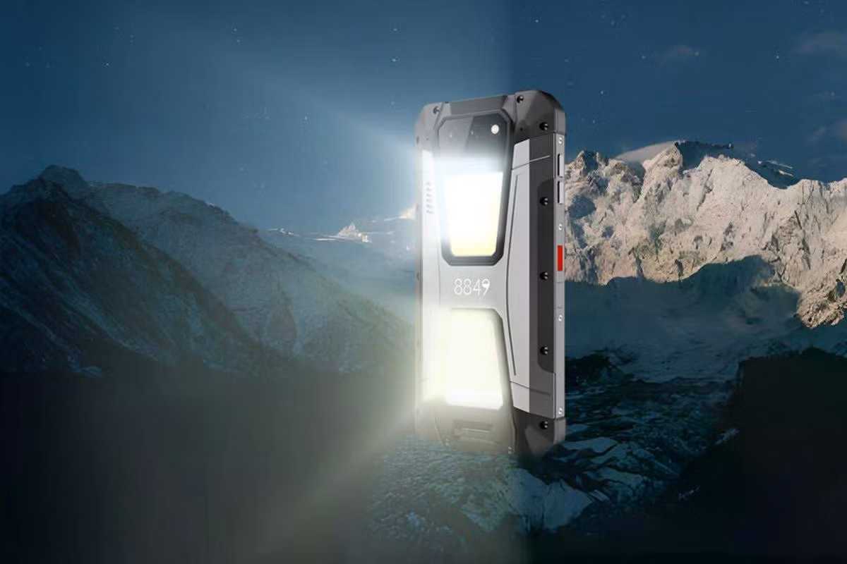 Một điểm nữa là đèn led tích hợp theo máy rất mạnh. Nó hoàn toàn có thể được sử dụng như đèn pin với độ sáng tối đa lên đến 1.200 lumens. Có nhiều chế độ sáng và đương nhiên có thể được dùng để phát tín hiệu S.O.S.