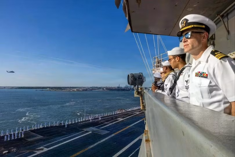Các thủy thủ trên boong tàu sân bay lớn nhất thế giới, USS Gerald R. Ford, vào tháng 5. Một vụ hỏa hoạn đã xảy ra trong phòng giặt của tàu chiến vào tháng 3. Ảnh: Hải quân Mỹ.