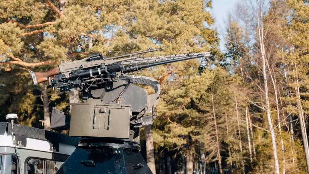 Trạm vũ khí điều khiển từ xa Trackfire được trang bị súng máy hạng nặng và hạng trung, cũng như các thành phần tác chiến điện tử. Hệ thống có thể theo dõi cả mục tiêu vật lý và tín hiệu trong phổ điện từ, cung cấp khả năng phát hiện sớm và nhiều lựa chọn vô hiệu hóa.