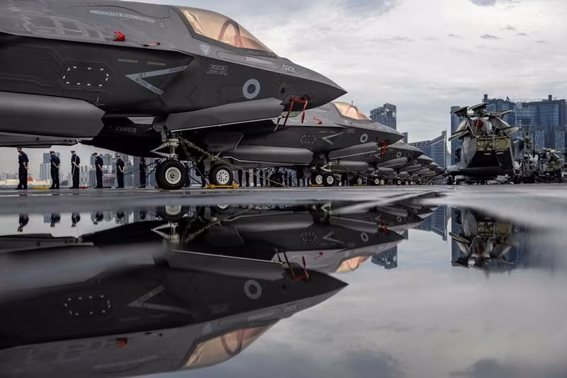 Con tàu hiện đang được lên kế hoạch mang theo tới 48 máy bay chiến đấu đa năng tàng hình F-35B Lightning II và trực thăng Merlin để cảnh báo sớm trên không và tác chiến chống ngầm , mặc dù trong điều kiện tăng đột biến, lớp này có khả năng hỗ trợ hơn 70 máy bay F-35B.
