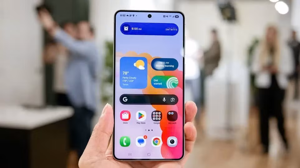 Đương nhiên, một chiếc điện thoại mỏng như thế này cần phải có điểm trừ, đó là pin. Điều này có thể là một điểm trừ đối với một số người, Samsung tuyên bố thời lượng pin "cả ngày" từ viên pin 3.900 mAh này. Nhưng có lẽ nó phải đến từ các tinh chỉnh về phần mềm. Samsung vẫn chưa làm được điều mà các smartphone Trung Quốc đã có, đó là Pin Lithium-Ion Polymer.