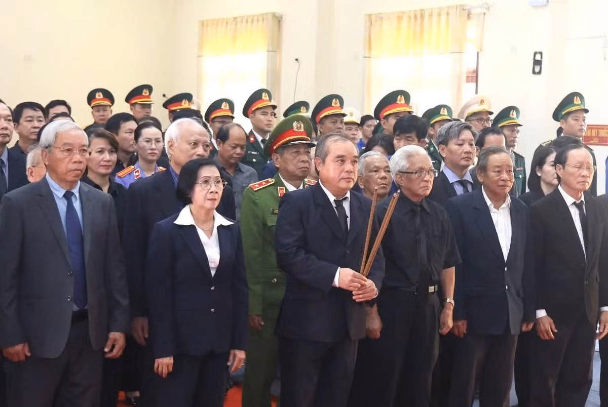 Các đoàn viếng dâng hương, bày tỏ lòng thành kính, tiếc thương vô hạn đối với nguyên Chủ tịch nước Trần Đức Lương – người con ưu tú của quê hương Quảng Ngãi, nhà lãnh đạo tận tụy, có nhiều đóng góp quan trọng cho sự nghiệp cách mạng của Đảng và dân tộc.