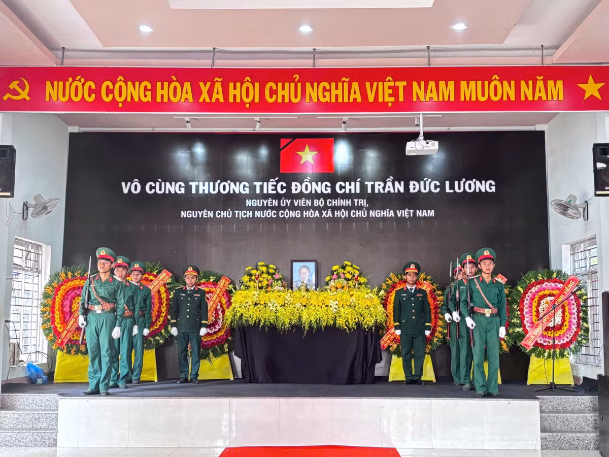 Điểm viếng thứ 2 là Nhà Văn hóa thị xã Đức Phổ và điểm thứ 3 tại Hội trường UBND xã Phổ Khánh, thị xã Đức Phổ, quê hương của Nguyên Chủ tịch nước Trần Đức Lương.