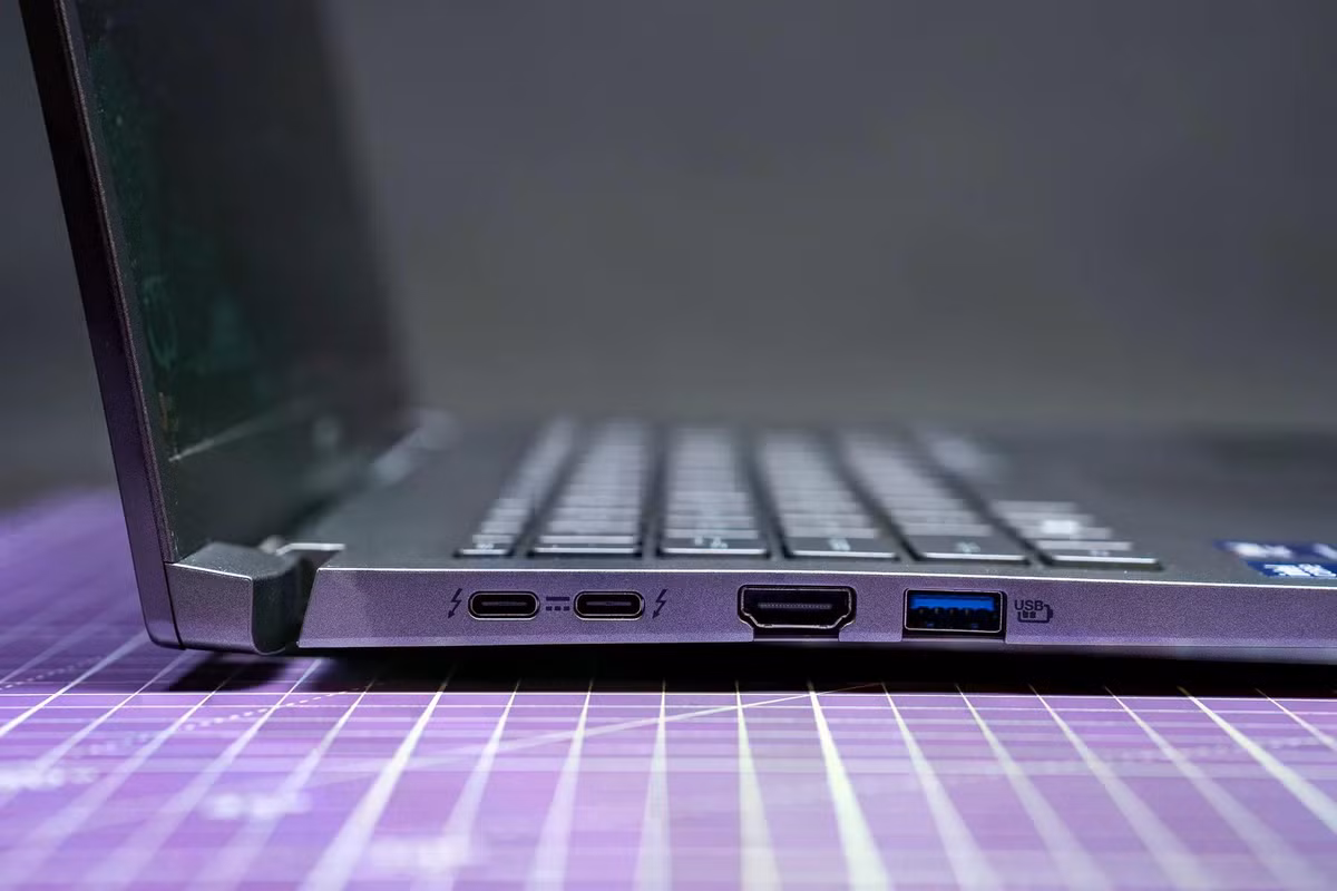 Ngoài ra, Asus trang bị một loạt cổng kết nối trên tất cả các mẫu máy, bao gồm: 1 giắc cắm 3.5 mm, 1 cổng HDMI 2.1 (TMDS), 1 cổng USB 3.2 Gen 1 Type-A, 1 cổng USB 3.2 Gen 2 Type-C (DisplayPort/Cấp nguồn) và 1 cổng USB 4.