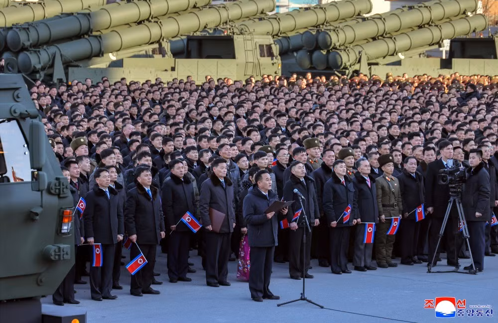 Theo KCNA, trong vòng 2 tháng, lực lượng lao động tại các cơ sở công nghiệp quân sự trọng điểm đã hoàn tất sản xuất 50 bệ phóng mới, hiện đang được trưng bày tại Trung tâm Văn hóa 25/4 - địa điểm diễn ra Đại hội lần thứ IX của Đảng Lao động Triều Tiên. Hệ thống phóng rocket đa nòng 600mm được giới thiệu lần này là phiên bản cải tiến, với 5 ống phóng được lắp trên bệ phóng 4 trục, nhiều hơn một ống phóng so với phiên bản trước đó.