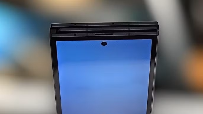 Khi gập lại, máy trông như một smartphone truyền thống với màn hình ngoài 6.49 inch, phù hợp cho các tác vụ thông thường.
