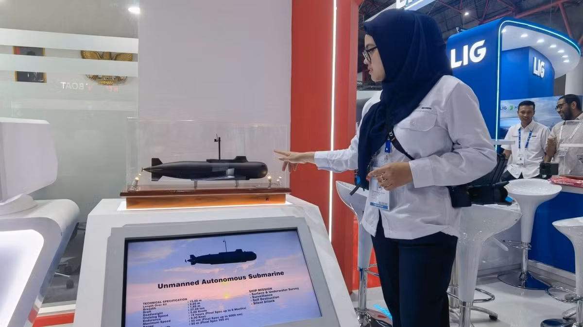 Giới quan sát nhận định, sự xuất hiện của KSOT đánh dấu một bước tiến quan trọng trong tham vọng tự chủ công nghệ quốc phòng của Indonesia. Phương tiện này đã từng được Indonesia giới thiệu trước đó tại triển lãm Indo Defence năm 2022 nhưng chưa được đặt tên. Hiện tại nó cũng chỉ mới có tên mã là KSOT-008.