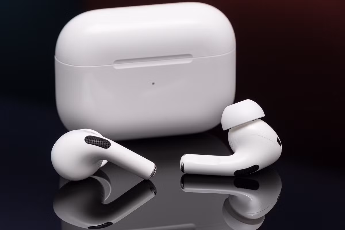 Apple là hãng có nhiều sản phẩm nhất nằm trong danh sách những thứ được lùng mua trong các đợt giảm giá. Nhiều người muốn có những sản phẩm chất lượng nhưng giá cả là thứ ngăn cách lớn nhất giữa Táo khuyết và người dùng. Prime Day là cơ hội tốt để mua AirPods Pro 2, nó được giảm hơn 2,6 triệu, để bạn có thể bỏ ra chỉ khoảng 3,8 triệu đồng.