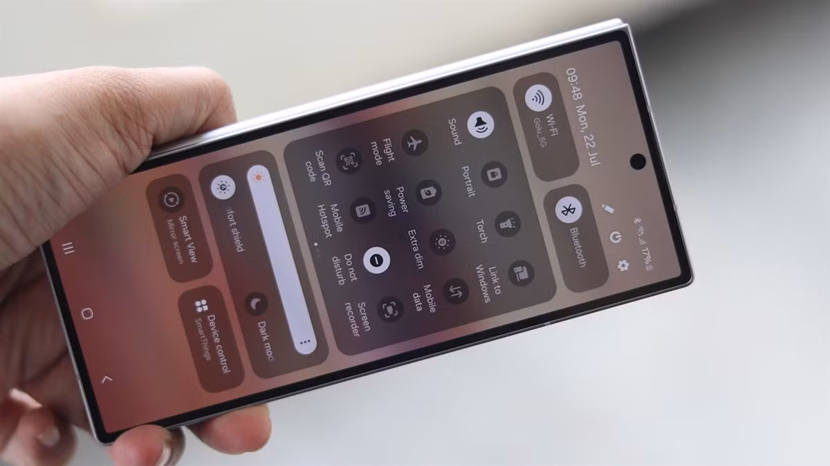 Theo báo cáo từ TheElec, Samsung có kế hoạch sử dụng titan trong Galaxy Z Fold7 và điện thoại gập ba đầu tiên của hãng, dự kiến sẽ ra mắt vào nửa cuối năm nay. Chất liệu titan được cho là sẽ được sử dụng ở mặt sau của cả hai thiết bị, không giống như Galaxy S25 Ultra dùng chất liệu này cho khung viền.