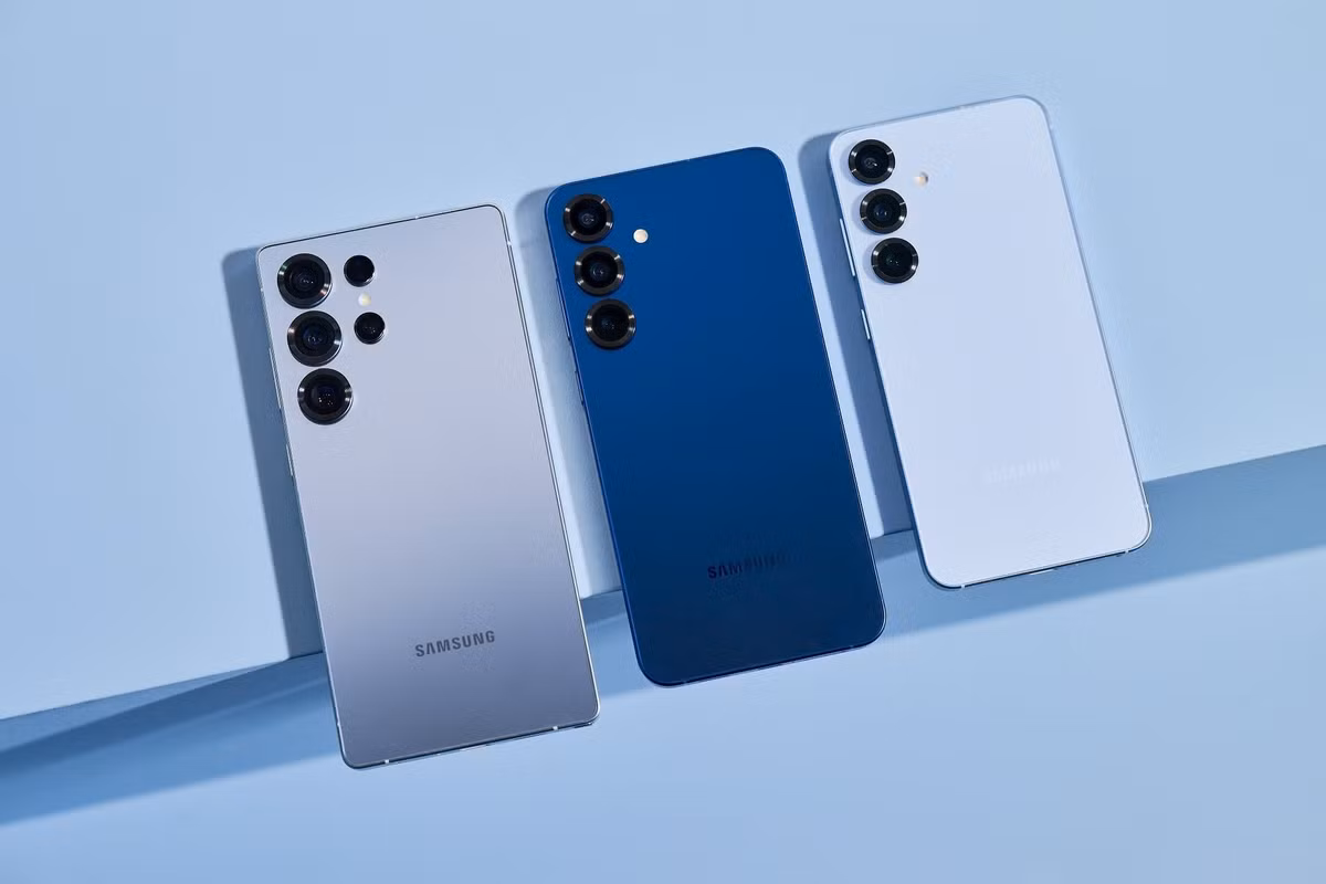 Nhiều khả năng Exynos 2600 sẽ được trang bị trên bộ đôi Galaxy S26 và S26+, ra mắt vào đầu năm tới. Tuy nhiên, hiện vẫn có nhiều luồng thông tin trái chiều về thị trường phân phối. Một số nguồn tin rò rỉ cho rằng Samsung sẽ trang bị chip này cho phiên bản toàn cầu, trong khi số khác nhận định máy chỉ giới hạn tại thị trường quê nhà Hàn Quốc.