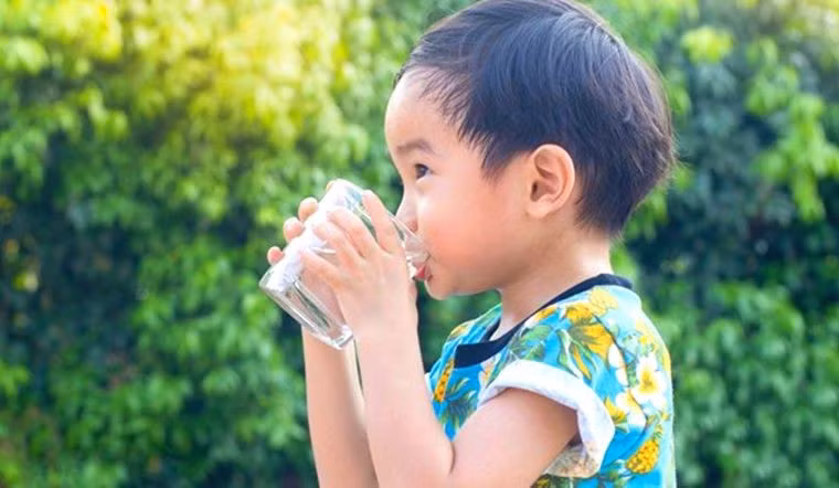 Trở ngại lớn nhất với thói quen sinh hoạt này đó là thời gian chờ cho nước nguội, đồng thời nguồn nước cũng phải đảm bảo đủ an toàn trước khi được đun sôi. Việc bảo trữ nước sôi chờ nguội cũng phát sinh một số vấn đề về an toàn, nguy cơ trẻ bị bỏng.