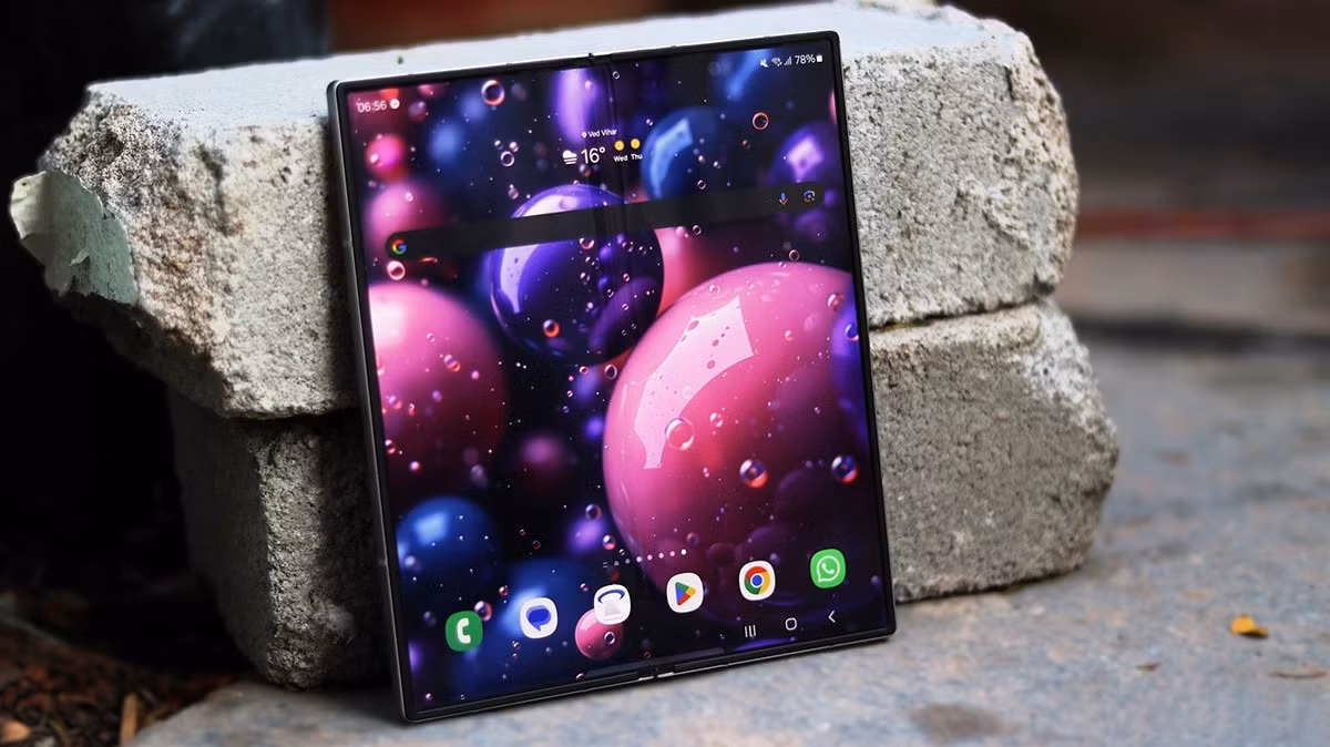 Teaser mới nhất mô tả Galaxy Z Fold7 không tiết lộ thông số kỹ thuật chính thức của Galaxy Z Fold7 nhưng theo nhiều báo cáo và tin đồn xuất hiện thời gian qua, điện thoại dự kiến sẽ có màn hình chính 8.2 inch và kích thước màn hình phụ là 6.5 inch. Cải tiến này đã được công ty mang đến cho mẫu Galaxy Z Fold Special Edition, hứa hẹn mang đến không gian hiển thị rộng rãi hơn cho người dùng.