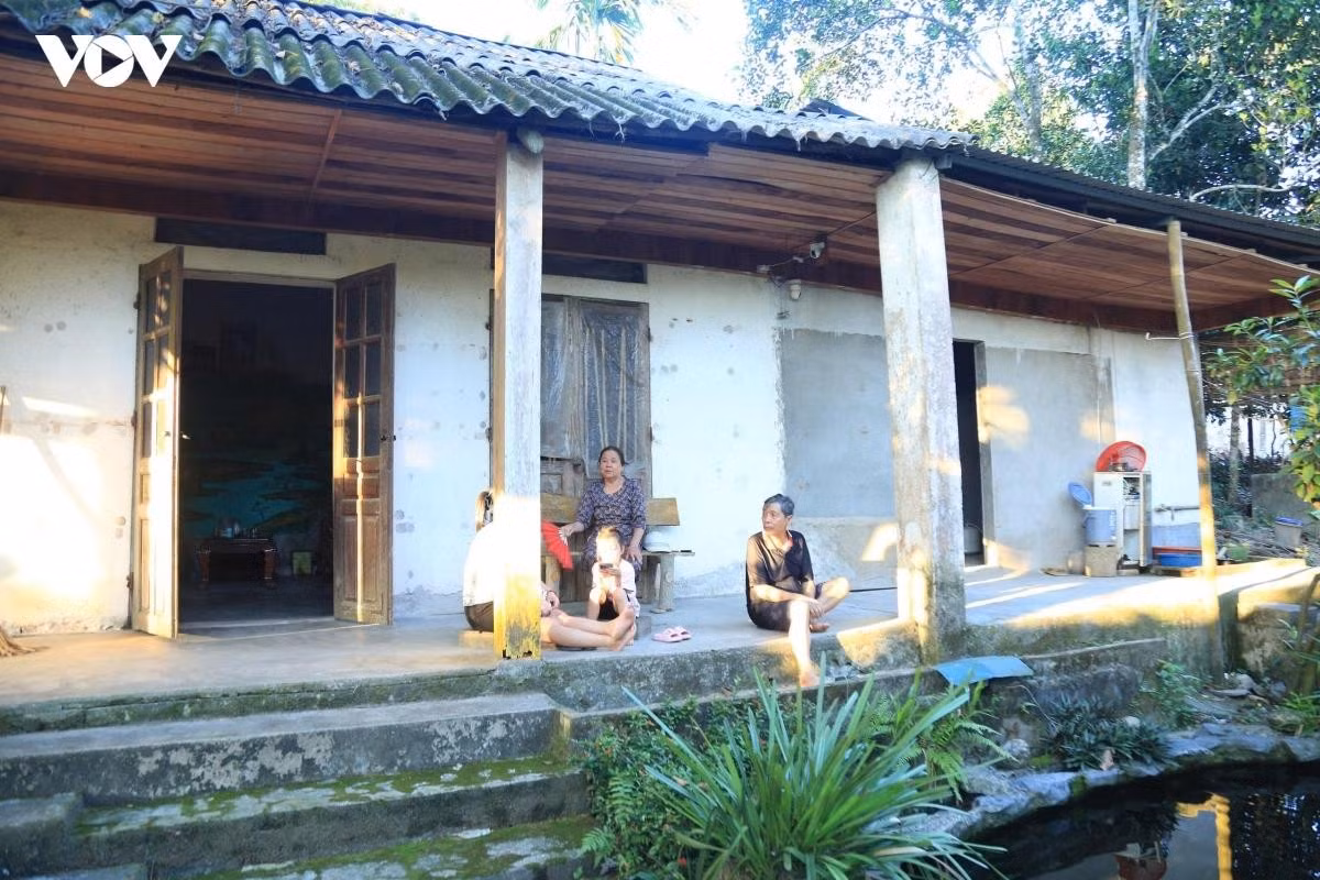 Người dân địa phương cho biết những ảnh hưởng từ việc nước hồ ô nhiễm.