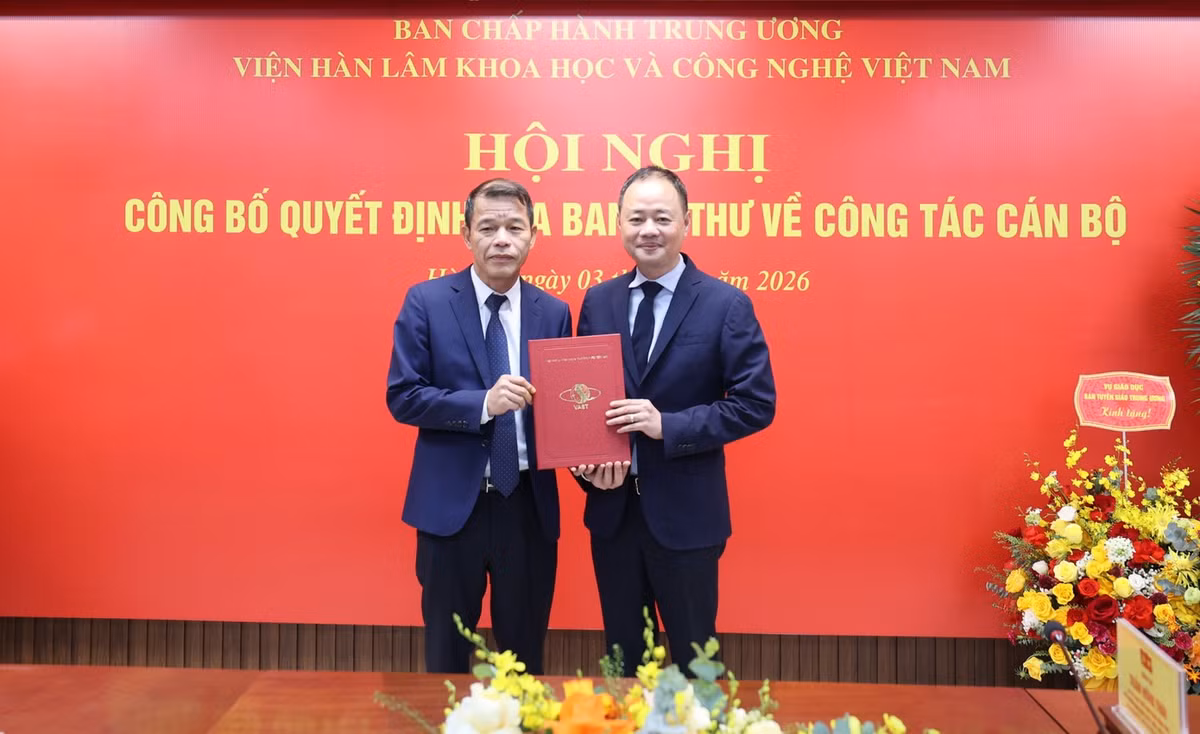 Chủ tịch Viện Hàn lâm Khoa học và Công nghệ Việt Nam Trần Hồng Thái (phải ảnh) trao quyết định cho ông Vũ Thanh Mai. Ảnh: VHL.