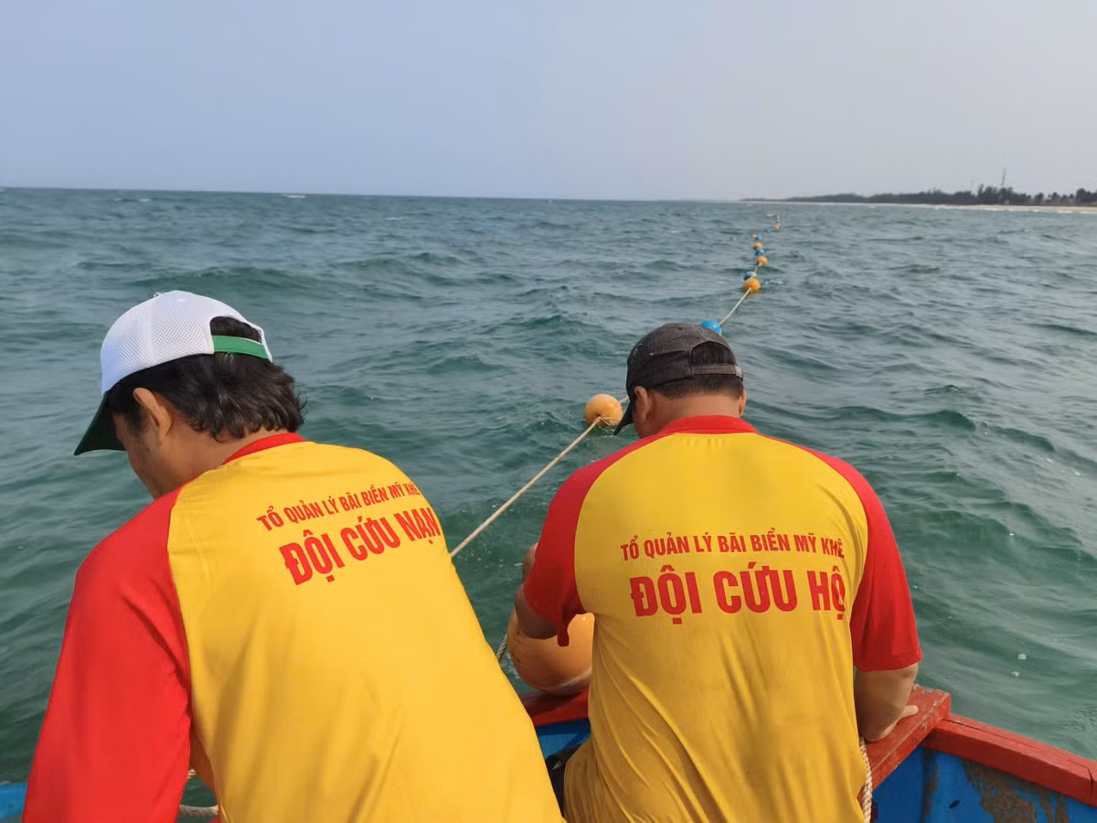 Tại các vùng có dòng chảy xa bờ, địa phương còn thiết lập các điểm phao dọc, đóng vai trò hỗ trợ hiệu quả cho công tác cứu hộ khi xảy ra sự cố.