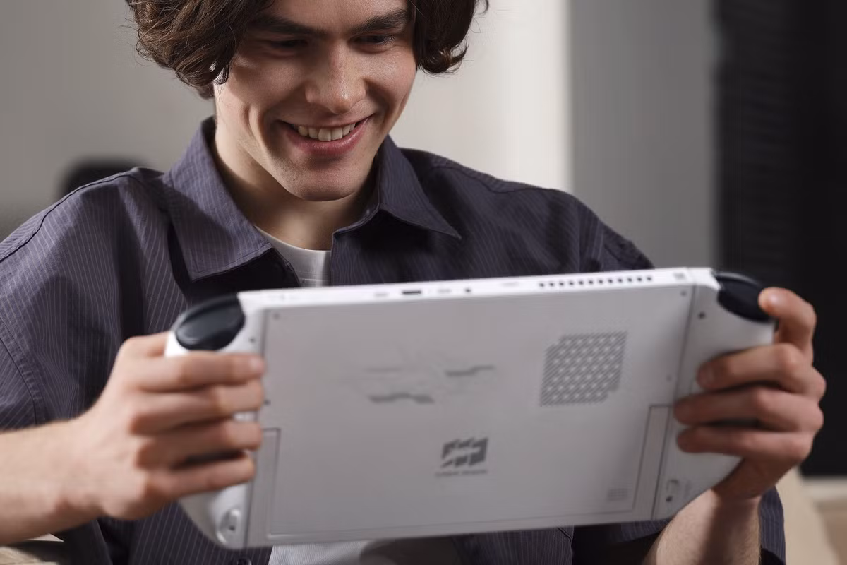 Launcher đi kèm máy có hỗ trợ Wi-Fi, Bluetooth, chế độ quạt tăng tốc và ba lựa chọn hiệu năng: Quiet, Balanced và High Performance. Ngoài ra còn có trình quản lý 3D Game Mod, liệt kê các tựa game tương thích như Hogwarts Legacy, Skyrim Special Edition, Sniper Elite 4, Assassin’s Creed Odyssey… Nhiều game có thể chạy ở chế độ 3D mà không cần tối ưu thêm.