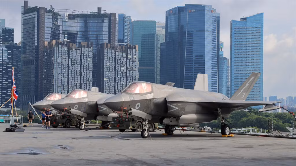 Máy bay chiến đấu tấn công chung F-35B Lightning II của Anh trên tàu HMS Prince of Wales với một phần đường chân trời của Singapore ở phía sau. (Nguồn ảnh: Mike Yeo)