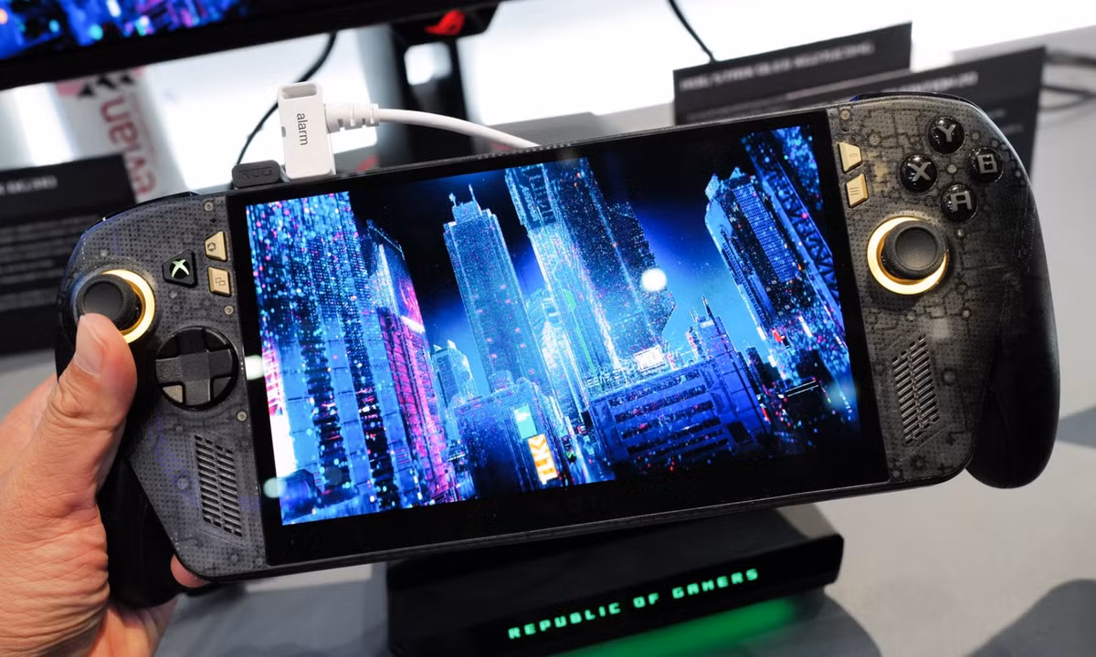 Bên cạnh laptop, ASUS cũng dành một khu vực đáng kể cho dòng máy chơi game cầm tay. Đây là bộ sản phẩm ROG Xbox Ally X20 Bundle được giới thiệu nhân dịp kỷ niệm 20 năm thành lập ASUS ROG (2006 - 2026)