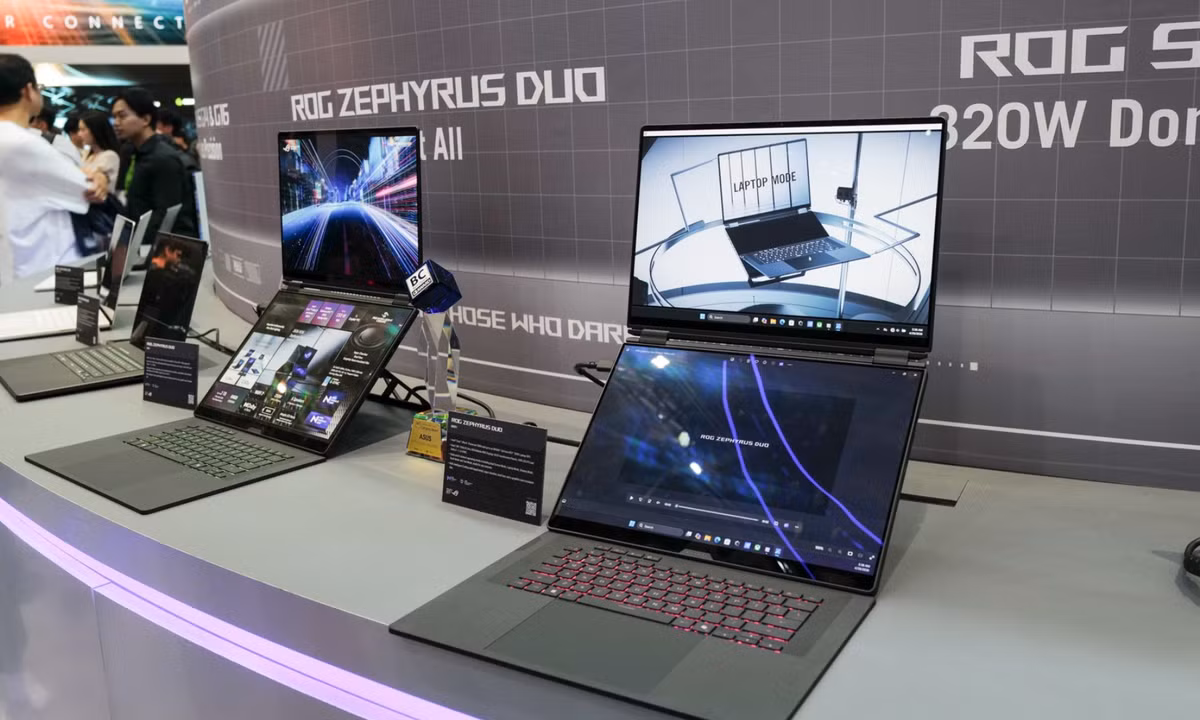 Một số mẫu laptop gaming khác cũng được ASUS ROG trưng bày bao gồm ROG Zeyphyrus Duo nổi bật với 2 màn hình cùng ROG Zephyrus G14 và G16.