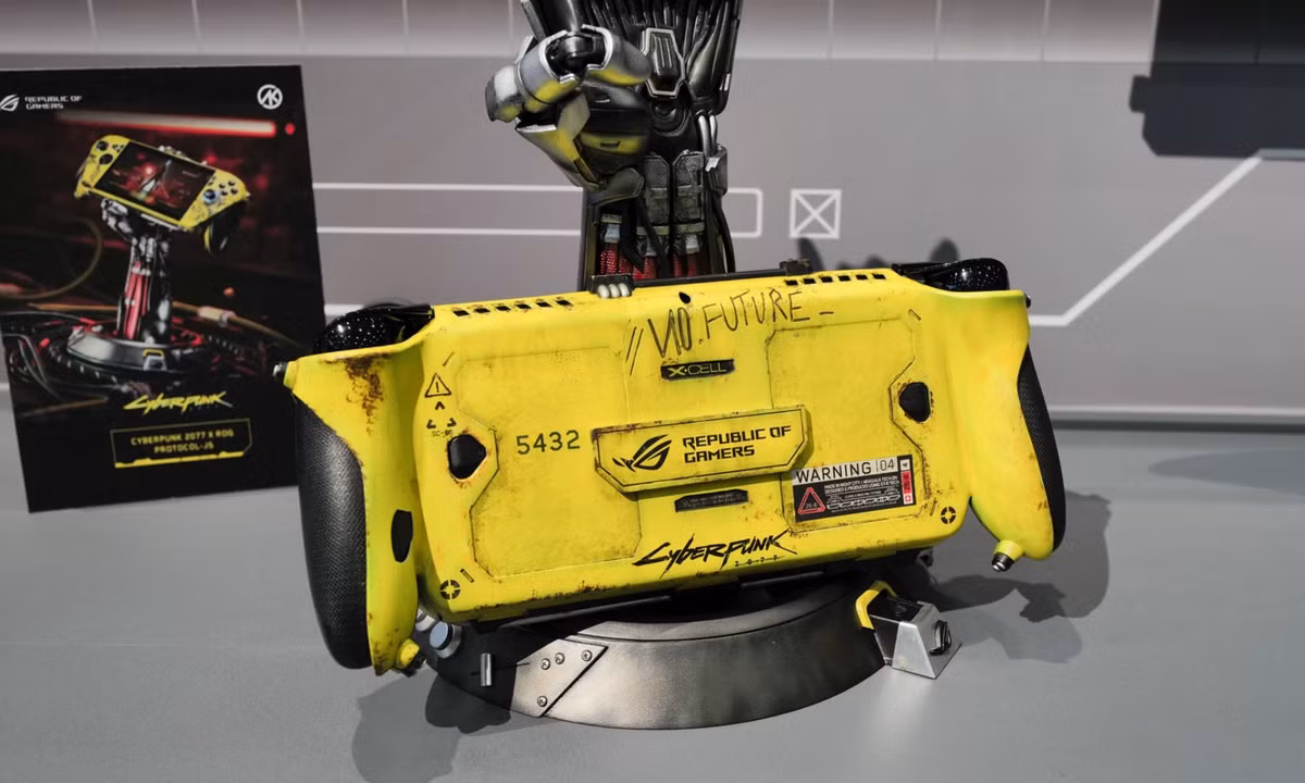 Đây là dự án hợp tác giữa ASUS, CD Projekt Red và đội modder AK Mod. Thay vì chỉ thay đổi màu sắc bên ngoài, toàn bộ thiết kế của thiết bị được tùy biến theo phong cách của thế giới Cyberpunk 2077 với lớp sơn nhiều tầng, các chi tiết phong hóa thủ công và tông màu vàng neon đặc trưng.