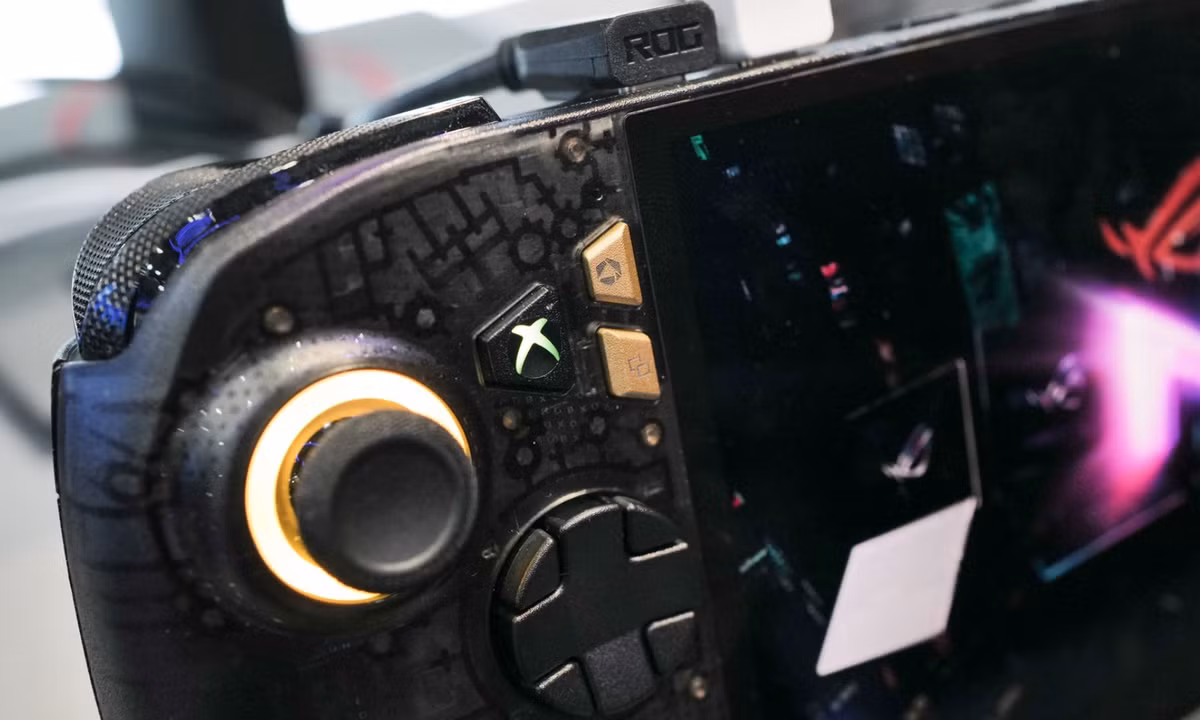 Bộ sản phẩm bao gồm máy chơi game cầm tay ROG Xbox Ally X20 và kính thực tế tăng cường ROG XREAL R1 Edition 20. Chiếc Ally X20 sở hữu màn hình Nebula HDR OLED kích thước 7,4 inch cùng vi xử lý AMD Ryzen AI Z2 Extreme.