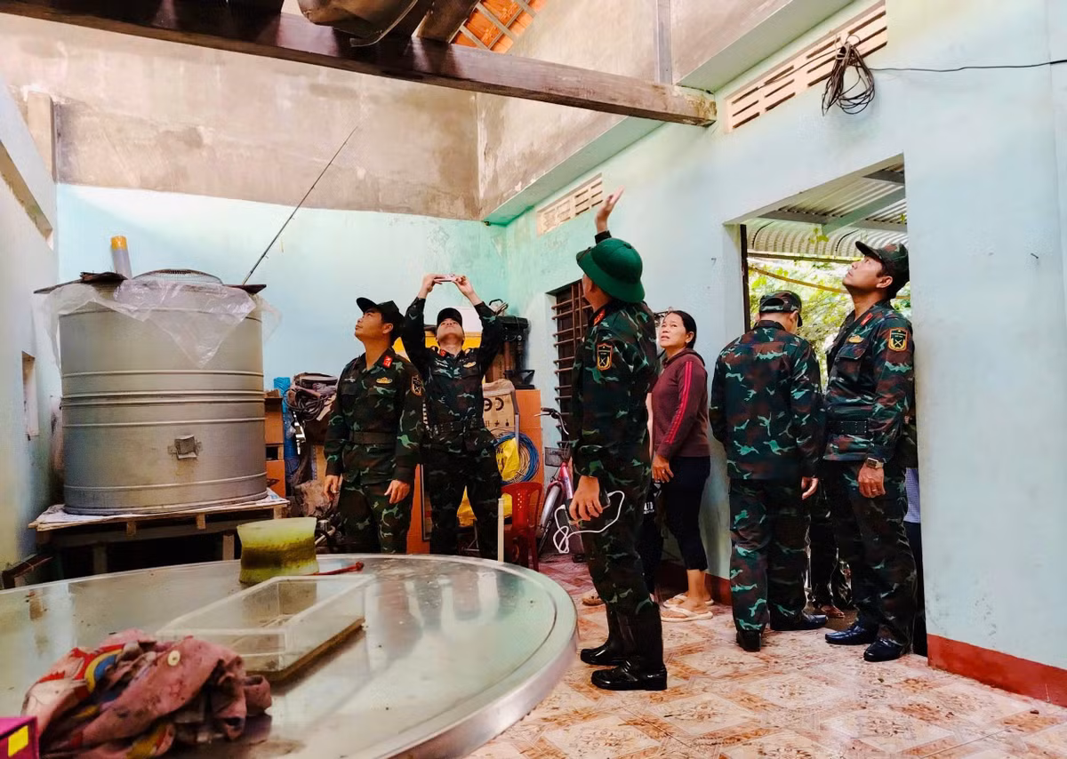 Ban chỉ huy phòng thủ dân sự trong sáng nay triển khai lực lượng thống kê thiệt hại đồng thời hỗ trợ người dân lợp lại nhà.
