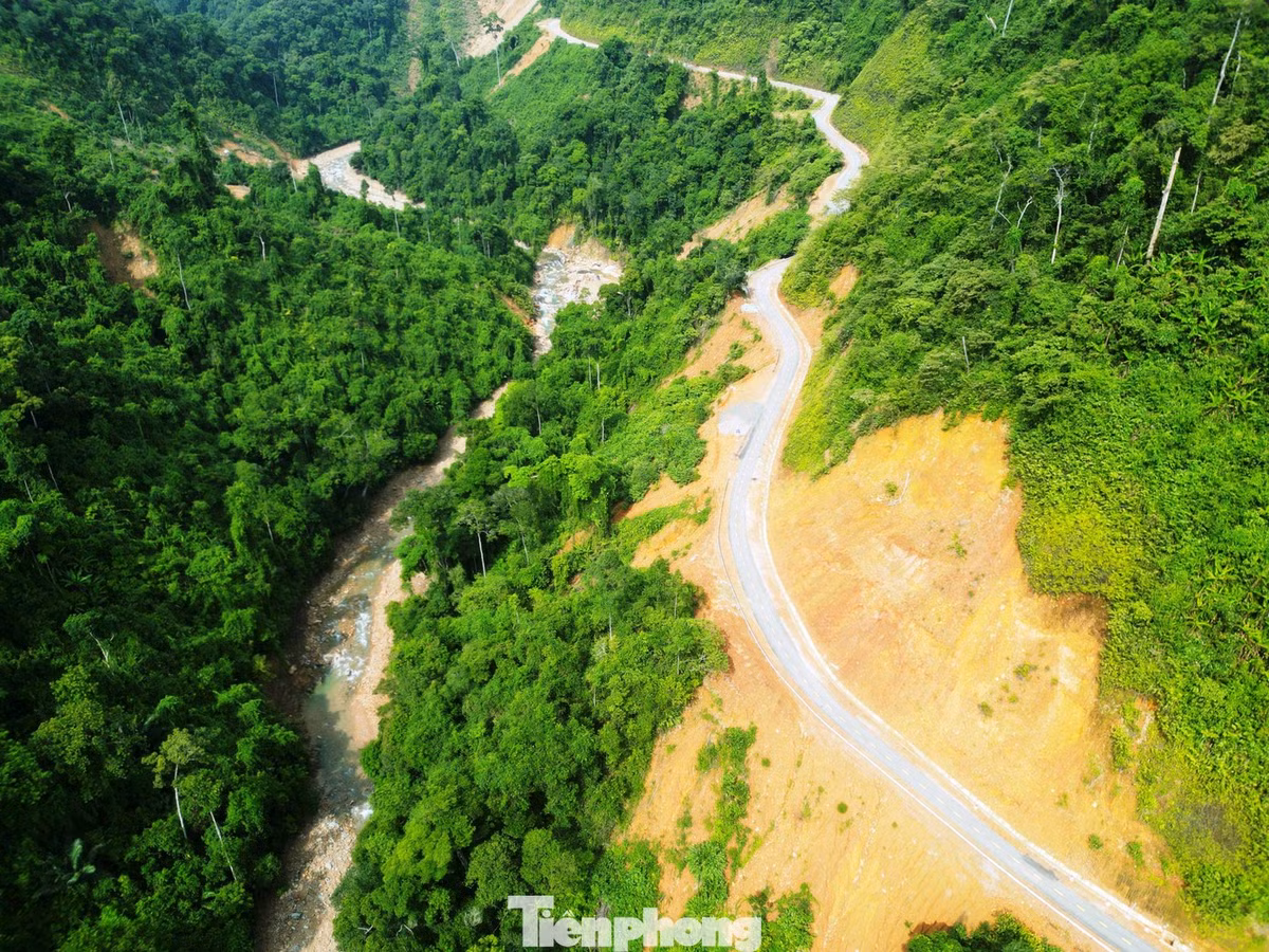 Tỉnh lộ 74 nối Nam Đông - A Lưới giai đoạn 3 có tổng mức đầu tư hơn 470 tỷ đồng, do Bộ Tư lệnh Quân khu 4 làm chủ đầu tư. Tuyến đường dài khoảng 48 km, điểm đầu tại khu vực xã Nam Đông và điểm cuối kết nối với đường Hồ Chí Minh tại xã A Lưới 4.