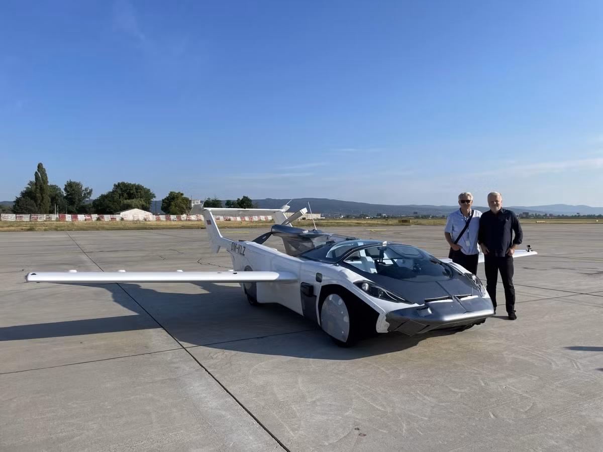 Năm 2022, Cơ quan Giao thông Slovakia cấp chứng nhận đủ điều kiện bay (certificate of airworthiness) cho AirCar sau 70 giờ thử nghiệm với hơn 200 chuyến bay, theo Flight Global. Năm ngoái, Klein Vision đã lần đầu tiên thực hiện chuyến bay chở khách với hành khách là nhạc sĩ người Pháp Jean-Michel Jarre.