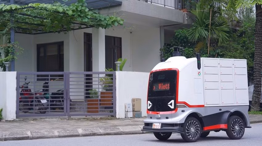 Thiết bị được trang bị năm lớp bảo vệ gồm: Nhận diện vật cản, dừng khẩn cấp, giới hạn tốc độ, cảnh báo bằng ánh sáng và âm thanh, khóa thông minh. Hoạt động hoàn toàn bằng điện, robot đáp ứng các tiêu chuẩn môi trường khắt khe, phù hợp với các khu đô thị ưu tiên tiêu chuẩn xanh, giảm khí thải và tiếng ồn.