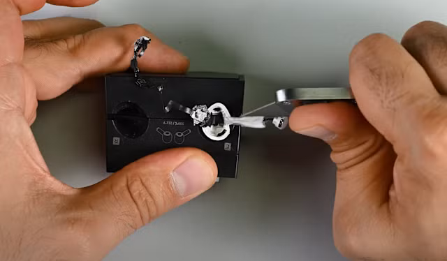 Kể từ khi phiên bản AirPods đầu tiên ra mắt, tai nghe của Apple đã được trang bị viên pin được dán kín bằng keo, và điều đó vẫn không thay đổi với ‌AirPods Pro 3‌.