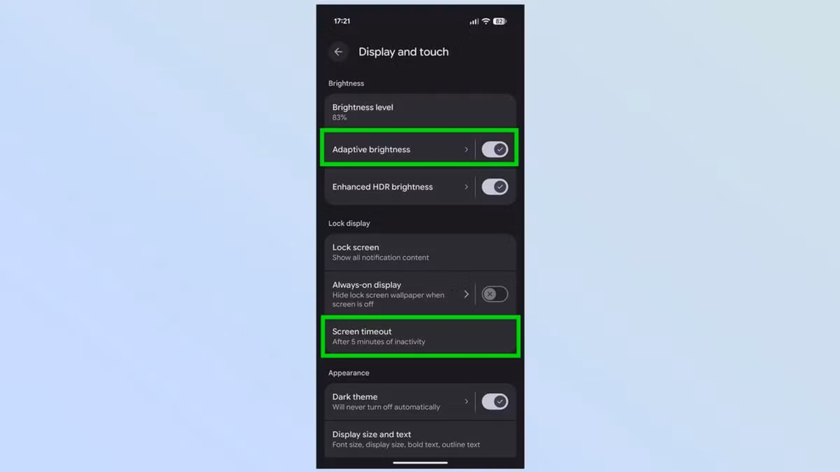 Bạn có thể truy cập cả hai cài đặt này bằng cách vào Cài đặt (Settings) > Màn hình (Display), sau đó bật Độ sáng thích ứng (Adaptive Brightness). Tính năng này sẽ điều chỉnh màn hình của bạn để phù hợp nhất với ánh sáng xung quanh. Sau đó, chọn tùy chọn Thời gian chờ màn hình (Screen timeout) và đặt bộ hẹn giờ phù hợp nhất với nhu cầu của bạn.