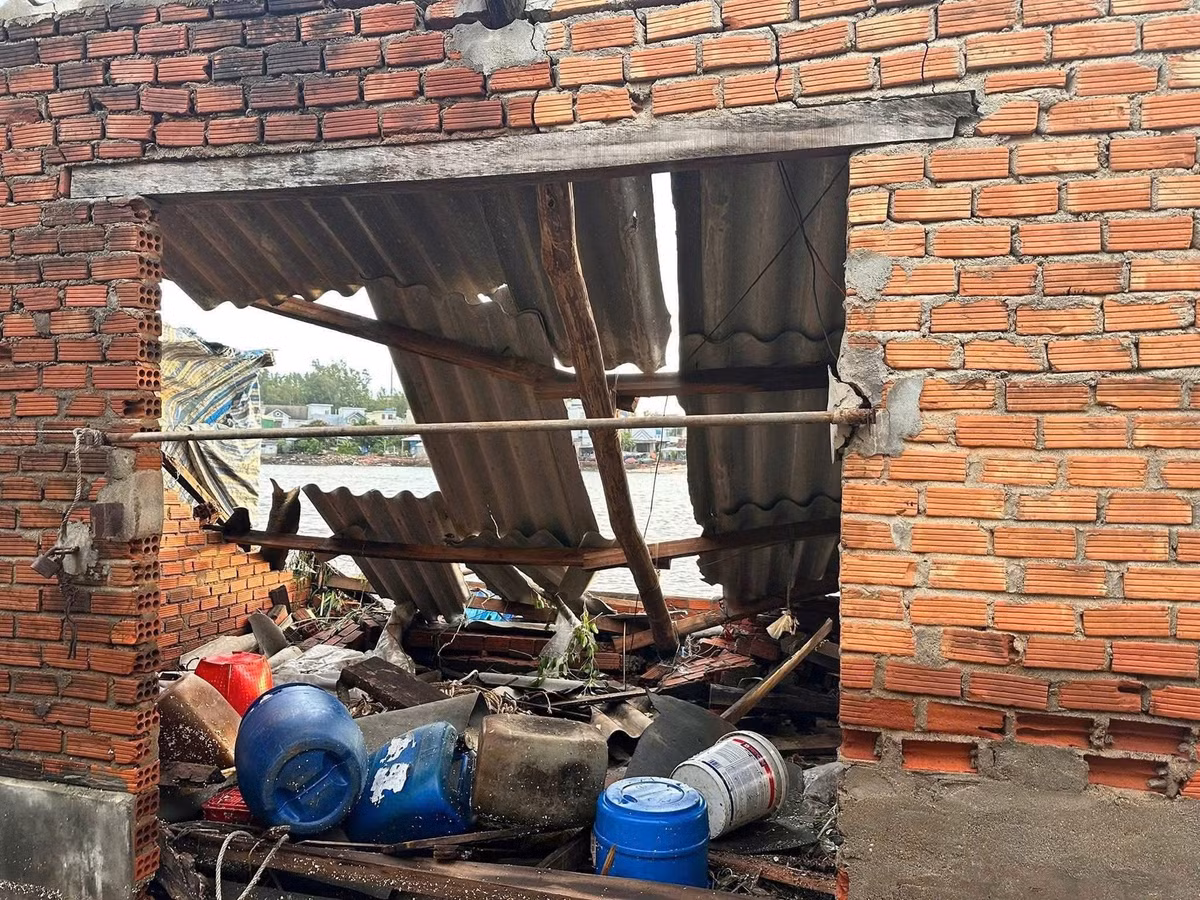 Nhà dân ở sát bờ biển xây tạm bợ bị giật sập, sóng đẩy các loại vật liệu lên bờ.