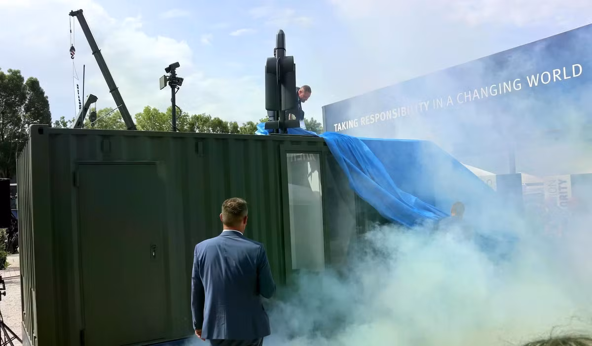 Mặc dù phiên bản trình bày tại Paris chỉ dừng lại ở dạng mô hình, tuy nhiên Rheinmetall cho biết sẽ sớm công bố thêm các chi tiết cũng như các file phương tiện về các đợt thử nghiệm cho thấy tính thực tiễn của thiết bị.