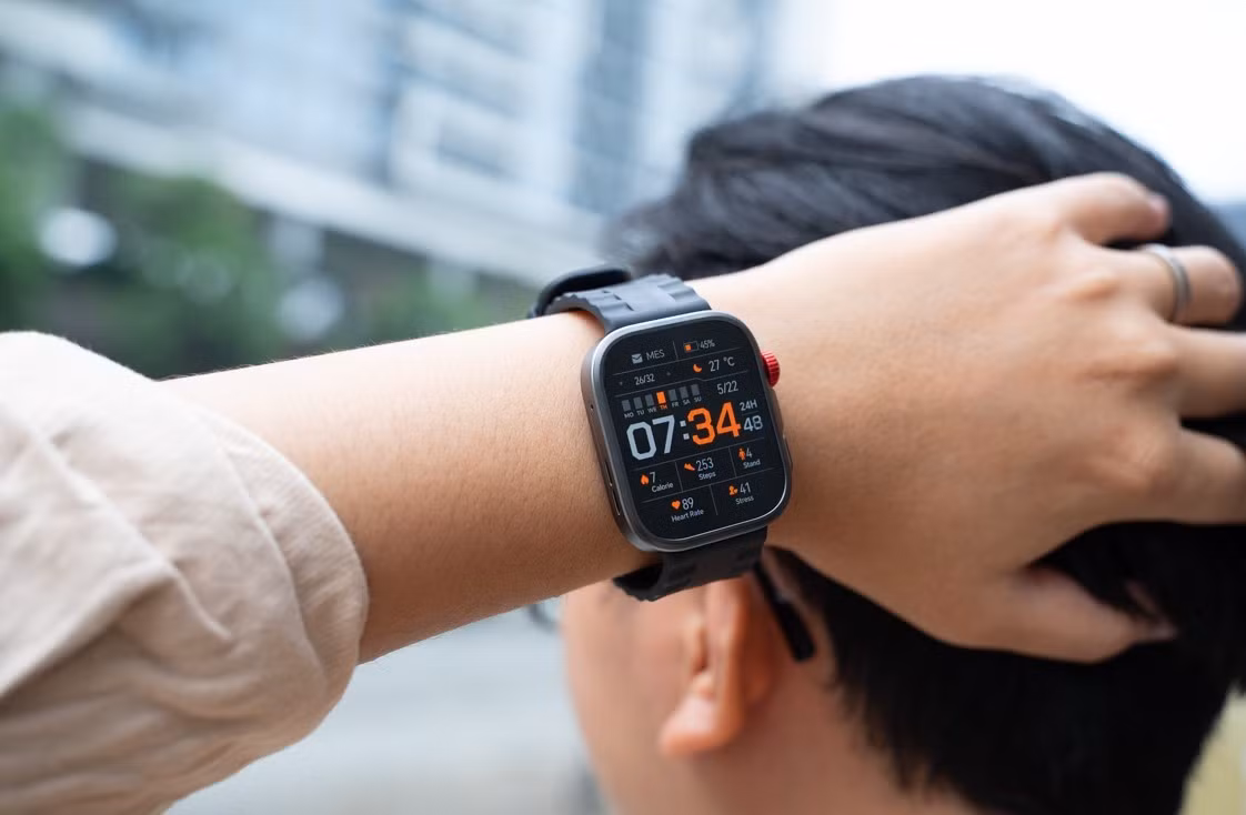 Mới đây, Huawei đã giới thiệu bộ đôi Watch Fit 4/4 Pro với nhiều điểm nâng cấp đáng chú ý, trong đó Watch Fit 4 Pro là phiên bản được nhiều người dùng mong chờ nhất. Chiếc smartwatch tầm trung mới nhà Huawei nổi bật với thiết kế cao cấp sử dụng vật liệu titan và kính sapphire, được tích hợp hệ thống TruSense thế hệ mới có khả năng đo hơn 60 chỉ số sức khỏe, bao gồm ECG, phát hiện rối loạn nhịp tim và theo dõi giấc ngủ nâng cao. Ảnh: Đình Nhân/Sforum