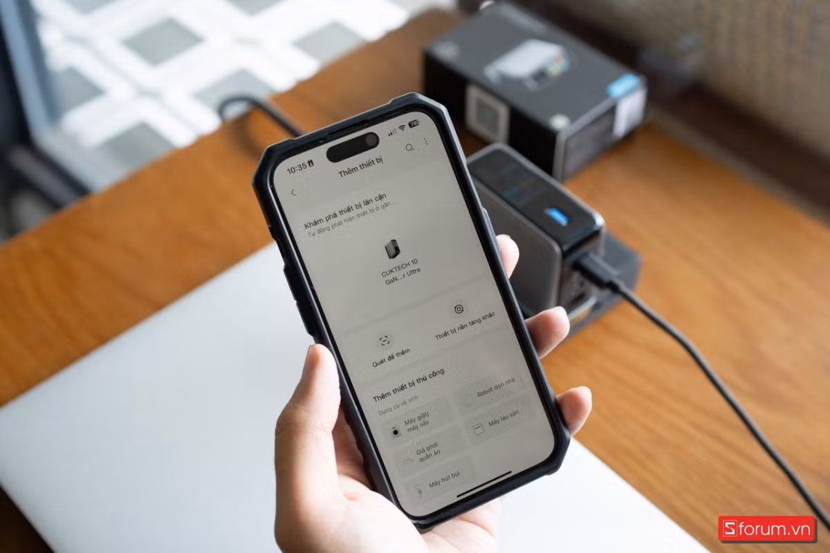 Cuktech thậm chí còn "đánh dấu lãnh thổ" khi bạn cắm sạc thiết bị chính hãng Xiaomi, Apple hay Samsung, tên thương hiệu sẽ hiện ngay lên màn hình như một lời xác nhận tương thích. Chất chơi!