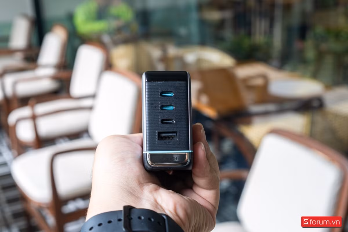 4 cổng sạc được chia rõ ràng: 2 cổng USB-C "xịn" có viền xanh hỗ trợ công suất lên tới 120W (khi điện áp đầu vào đủ), 1 cổng USB-C phụ 44W và 1 cổng USB-A 33W.