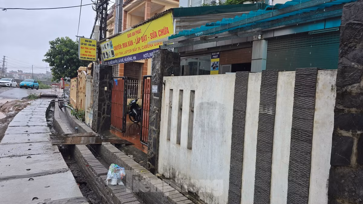 Hệ thống thu gom nước thải sinh hoạt đã phải tạm dừng thi công.