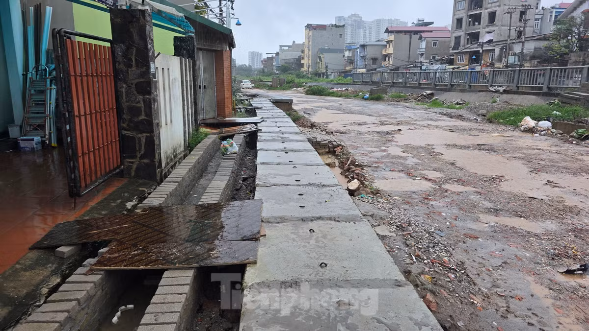 Theo ghi nhận của chúng tôi ngày 3/7, tuyến đường Ngô Quyền đang tạm dừng thi công dài gần 200m. Hệ thống hạ tầng kỹ thuật, cống thoát nước ở dọc tuyến cao hơn nhà dân rất nhiều. Thậm chí, tại đầu các ngõ 26, 28, 30 đường Ngô Quyền, do cống và nền đường mới quá cao nên các hộ dân phải đắp đường, bắc ván tạm mới có thể đi qua.