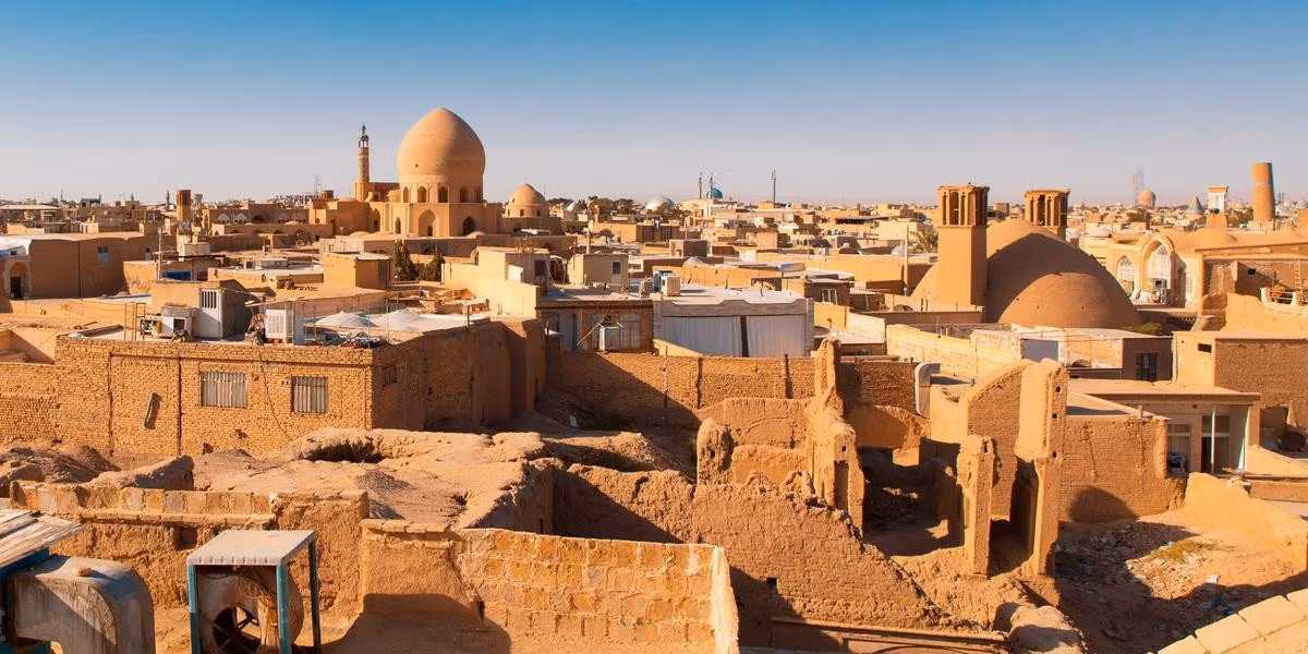 Ở cấp độ thành phố, Thành phố Lịch sử Yazd, với những tháp gió (badgir) và các công trình kiến ​​trúc bằng gạch bùn, đã tạo ra một hệ sinh thái thích nghi với khí hậu khắc nghiệt, biến nơi đây thành một "thành phố sa mạc sống động" điển hình.