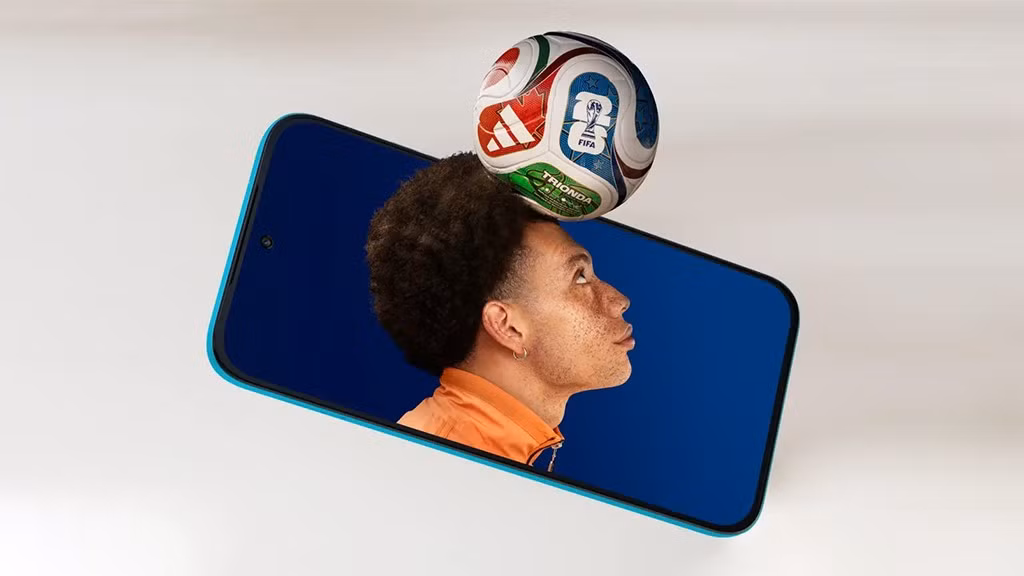 Thông số kỹ thuật và tính năng của thiết bị bao gồm màn hình AMOLED 6.8 inch độ phân giải 1.5K với 1272×2772 pixel và tần số quét 120 Hz. Theo Motorola, màn hình này có khả năng đạt độ sáng tối đa lên đến 5000 nits, giúp việc đọc thông tin dễ dàng hơn nhiều ngay cả dưới ánh nắng trực tiếp ngoài đường.