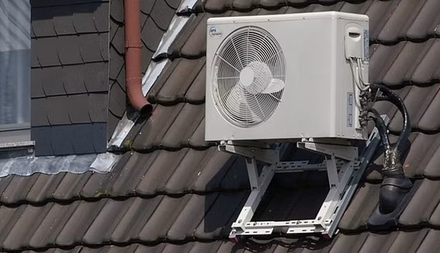 Cục nóng điều hòa được đặt ngoài trời có thể bị ảnh hưởng nhiều bởi các yếu tố thời tiết (Ảnh minh họa)