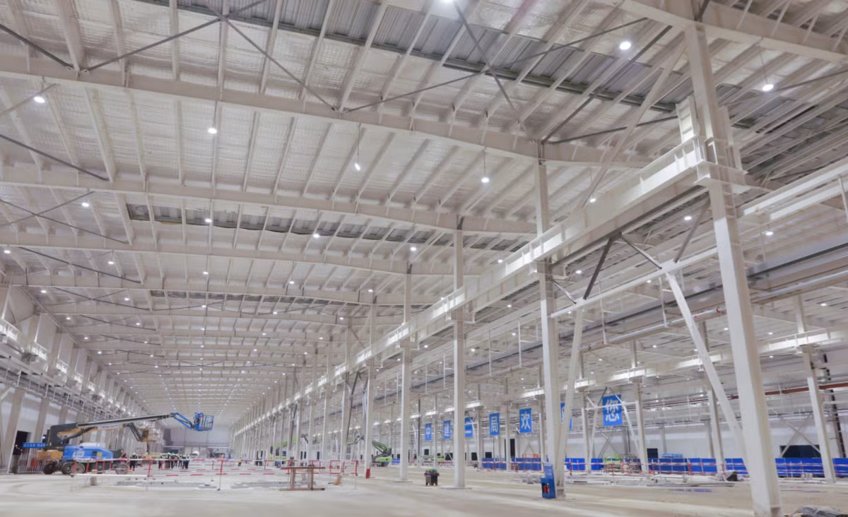 Khác với quy trình truyền thống thường chỉ kiểm tra xác suất linh kiện, nhà máy của Xiaomi ứng dụng thị giác máy tính (AI Vision) để kiểm định 100% linh kiện cốt lõi.