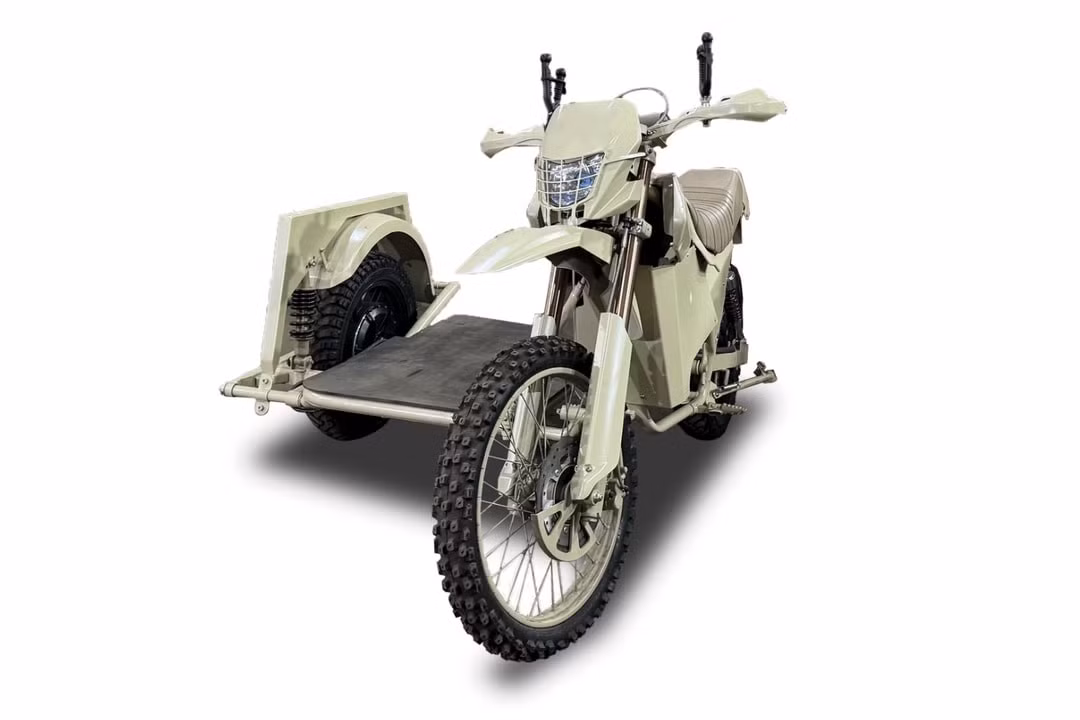 Ở phiên bản sidecar khác, bánh sau của xe chính và bánh của thùng xe bên còn có thể được gắn động cơ điện riêng, với công suất 3kW hoặc 5kW mỗi bánh. Nghĩa là về lý thuyết, đây có thể là một chiếc enduro dẫn động hai bánh sau, thậm chí là cấu hình lai giữa xăng và điện.