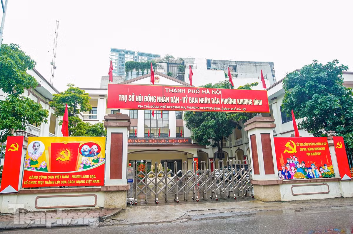 Trụ sở UBND phường Khương Đình được đặt tại số 33 Khương Hạ. Phường Khương Đình được thành lập trên cơ sở nhập phần lớn diện tích tự nhiên và dân số của các phường: Khương Đình, Hạ Đình, Khương Trung (quận Thanh Xuân); một phần diện tích tự nhiên và dân số của các phường: Thượng Đình, Thanh Xuân Trung (quận Thanh Xuân), Đại Kim (quận Hoàng Mai) và xã Tân Triều (huyện Thanh Trì).