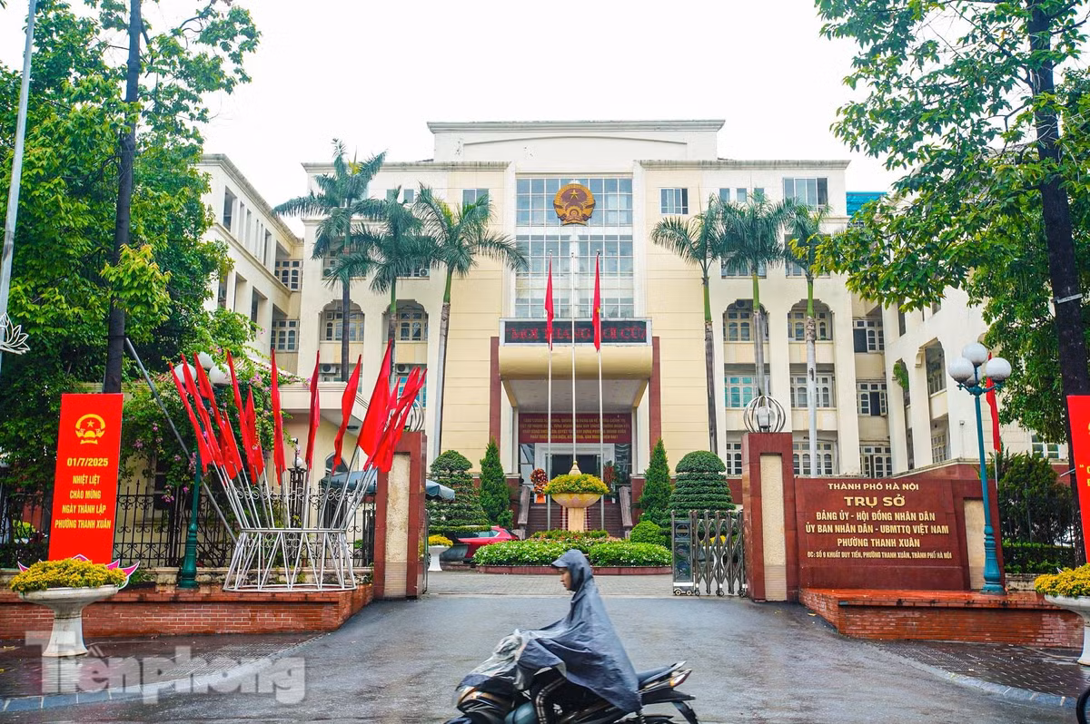 Trụ sở cũ của quận Thanh Xuân được dùng làm trụ sở Đảng ủy - UBND phường Thanh Xuân mới. Phường Thanh Xuân được thành lập trên cơ sở nhập phần lớn diện tích tự nhiên và dân số của các phường: Thanh Xuân Trung, Thượng Đình, Nhân Chính, Thanh Xuân Bắc (quận Thanh Xuân); một phần diện tích tự nhiên và dân số của các phường: Trung Văn (quận Nam Từ Liêm); Trung Hoà (quận Cầu Giấy).