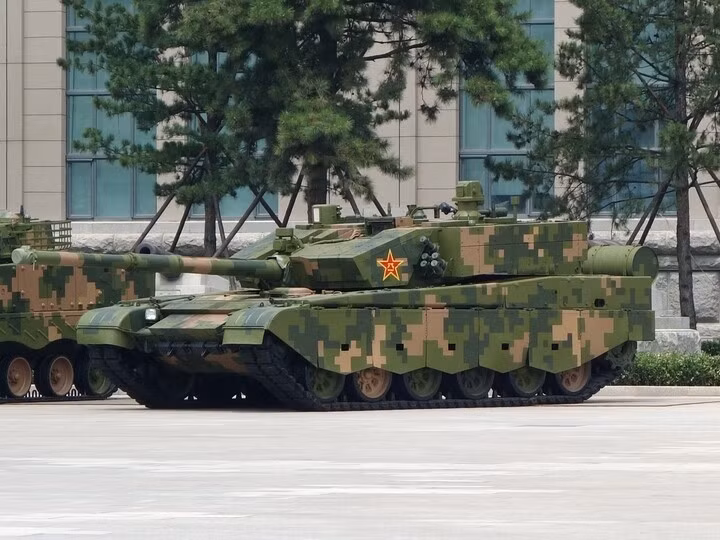 Type 99A Trung Quốc được xem là xe tăng mạnh nhất đang phục vụ trong lục quân Trung Quốc, Type 99A sở hữu pháo 125 mm, giáp composite hiện đại và hệ thống điều khiển hỏa lực tiên tiến. Với trọng lượng khoảng 55 tấn, đây là đối thủ trực tiếp của Abrams, Leopard 2 hay T-90M trong khu vực châu Á - Thái Bình Dương.