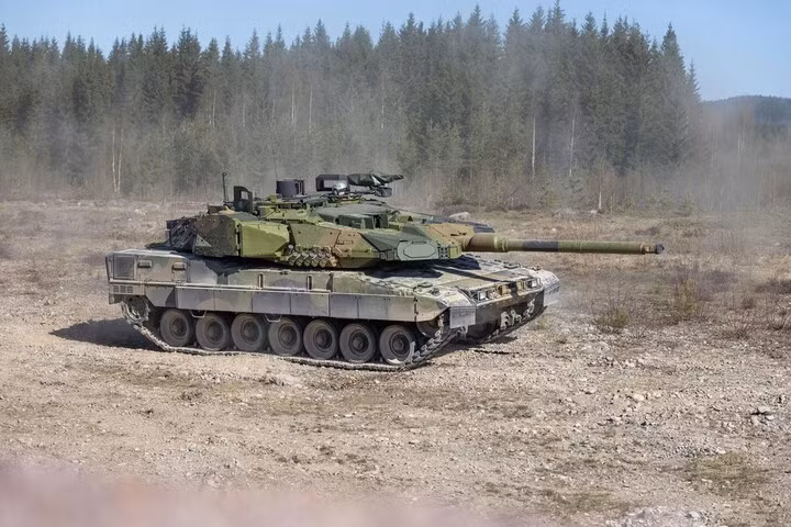 Nhiều bảng xếp hạng quốc tế năm 2026 đều đưa Leopard 2A8 lên vị trí số một. Mẫu xe tăng này sở hữu pháo Rheinmetall 120 mm L55A1, hệ thống Trophy APS, giáp module thế hệ mới và nhiều cải tiến rút ra từ kinh nghiệm chiến trường Ukraine.